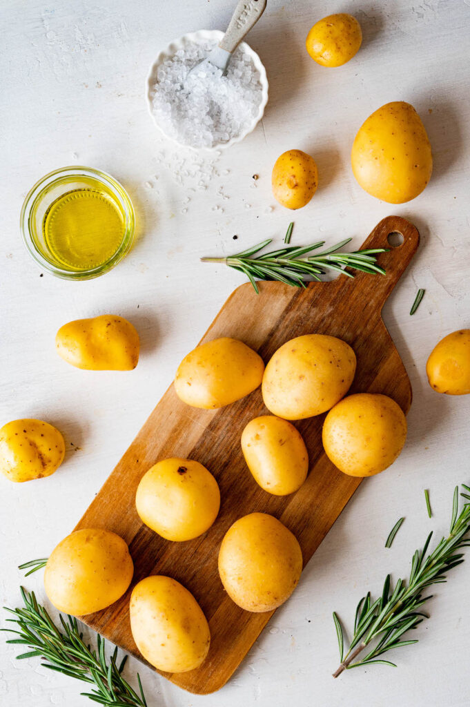 Zutaten für die Rosmarinkartoffeln aus der Heißluftfritteuse: Drillinge, Rosmarin, Salz und Olivenöl.