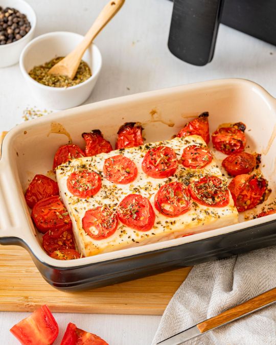 Gebackener Feta mit Tomaten in einer Auflaufform aus dem Airfryer.