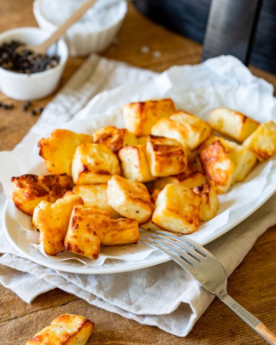 Knusprige Halloumi Würfel aus der Heißluftfritteuse.