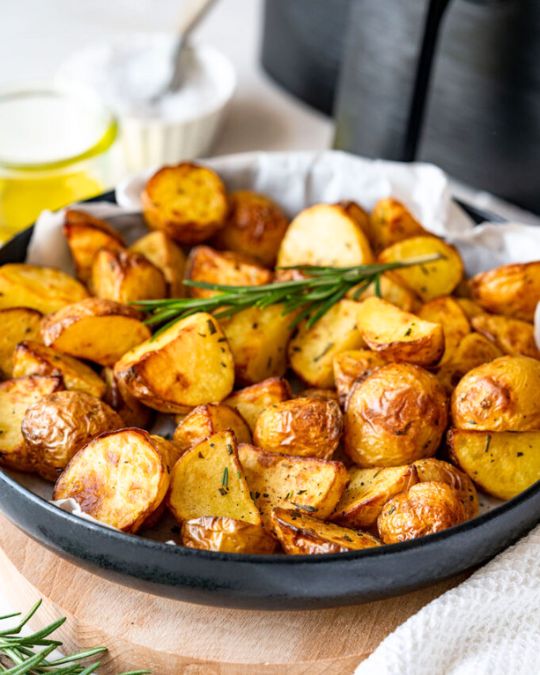 Rosmarinkartoffeln aus der Heißluftfritteuse.