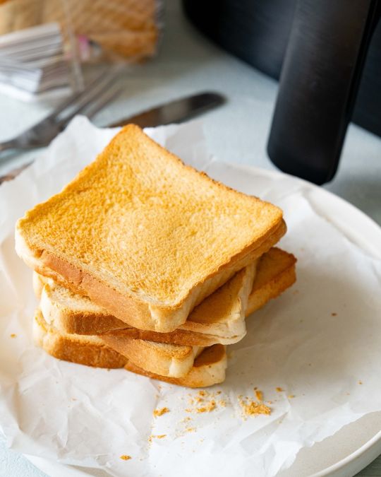 In der Heißluftfritteuse getoastetes Toastbrot.